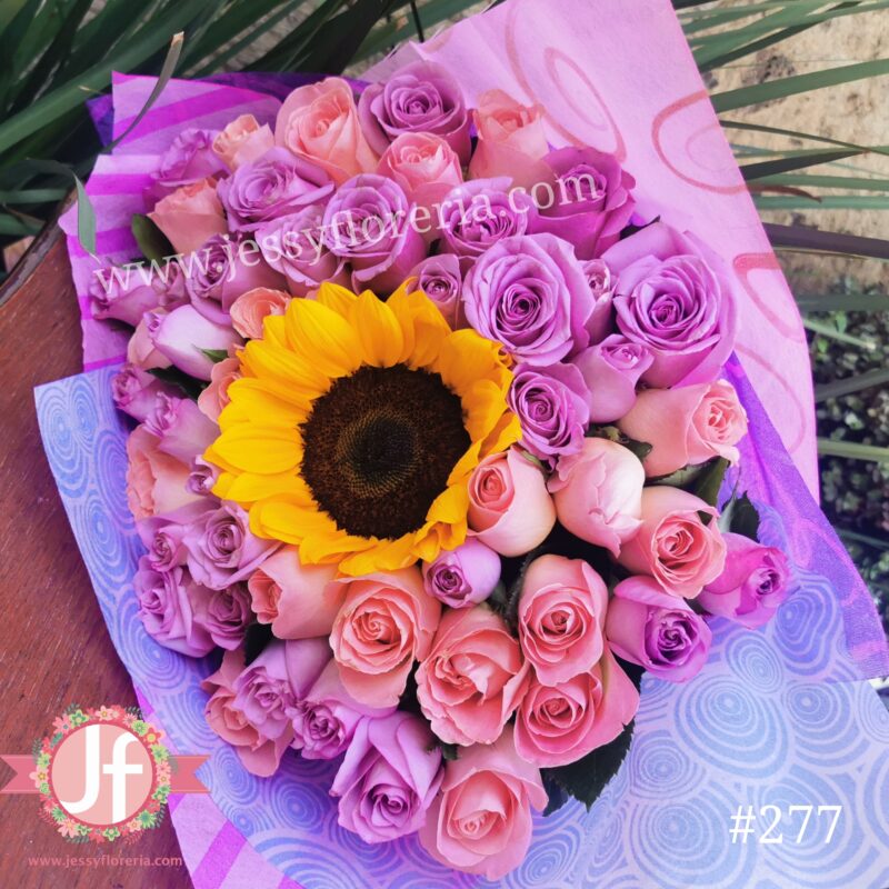 Ramo de 50 rosas rositas y girasol – Jessy Floreria