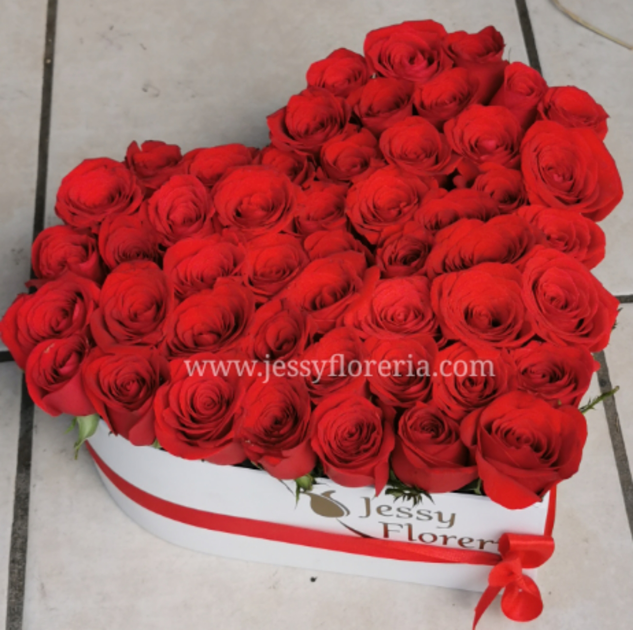 Corazón 50 rosas rojas – Jessy Floreria