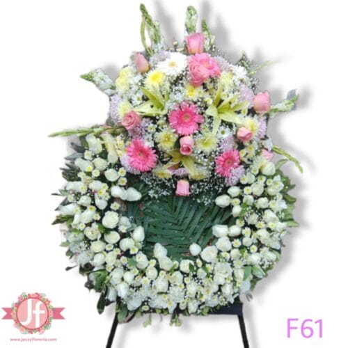 F61 Suave Recuerdo - Corona con 100 rosas blancas y rosas en tripie