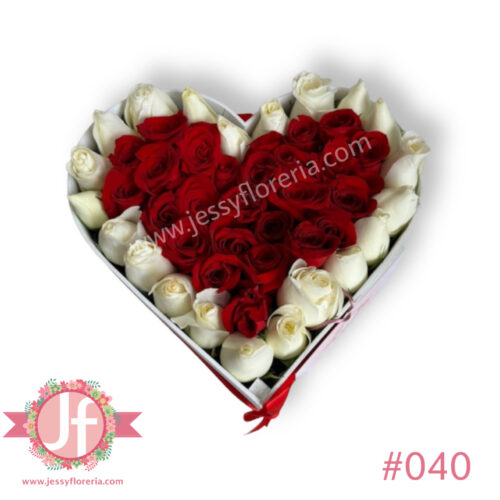 040-corazon-con-50-rosas-rojas-y-blancas