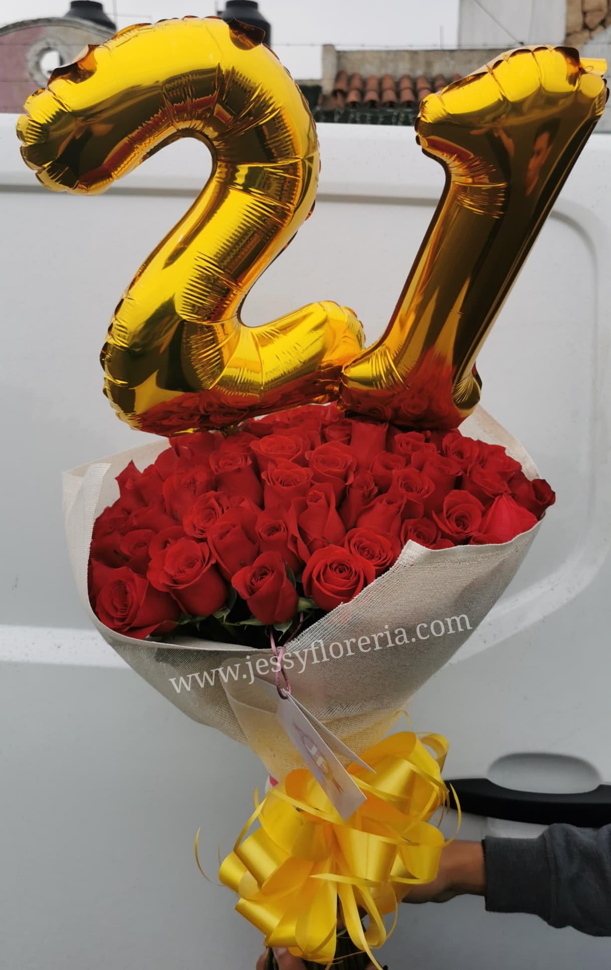 Ramo 100 rosas rojas y números - Envíos GRATIS Mismo día 2 a 4 Hrs