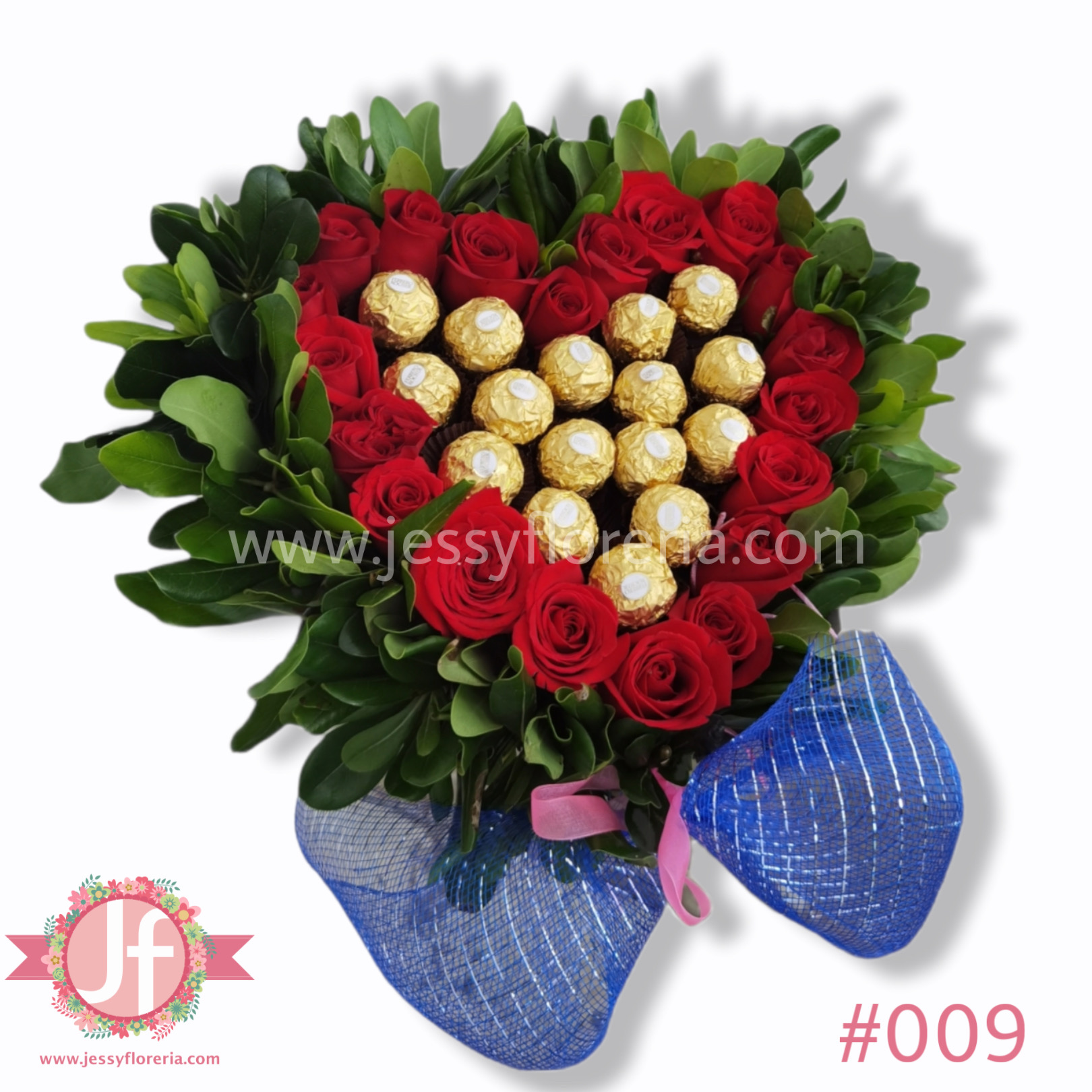 Caja en forma de corazón con 30 rosas y 25 chocolates Ferrero