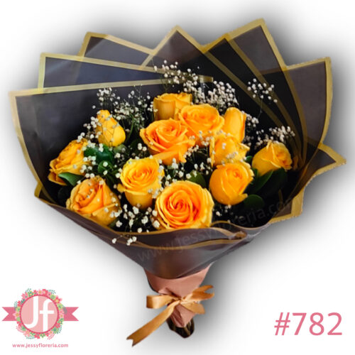 782-bouquet-12-rosas-amarillas-y-follajes-con-papel-negro